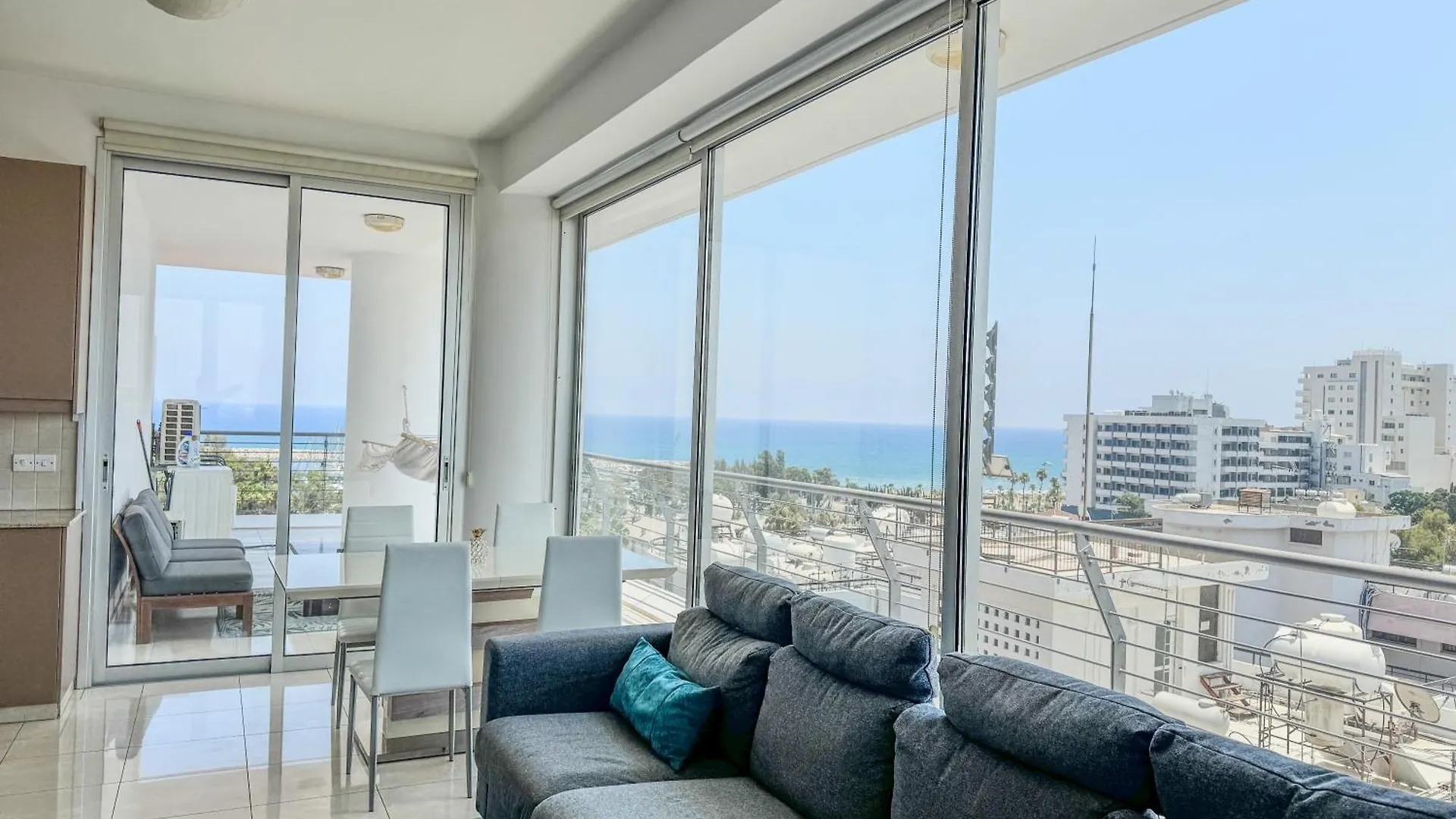 Sea View City Beach Apartment Larnaca